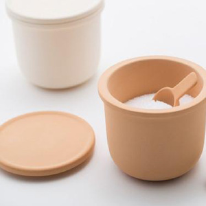 TOKONAME SUYAKI CROCK ＆ SPOON・WHITE 陶器 常滑焼 日本製 調味料 乾物 塩 保存容器 サラサラ 固まらない 湿気ない 湿気防止 スプーン付き 甕 蓋付き キッチン用