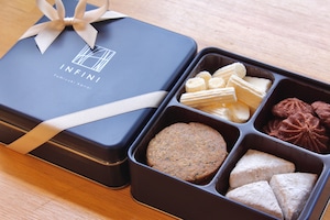 【INFINI】アソルティモン・プティ（ネイビー缶） スイーツ 洋菓子 焼き菓子 詰め合わせ サブレ メレンゲ クッキー缶 お菓子 人気 贈り物 ギフト プレゼント