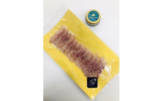 チョウザメの卵「ロイヤルキャビア」と「ロイヤルフィッシュ」（チョウザメ）の切り身のセット。
