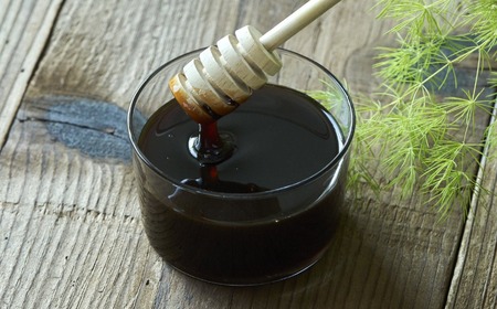 気仙養蜂の国産純粋蜂蜜〈ソバ〉300g ペットボトル入り 【 はちみつ ギフト 料理 飲料 岩手県 陸前高田市 】