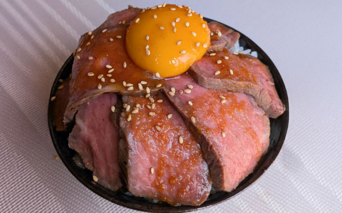 壱岐牛 ローストビーフ（メス）300g ≪壱岐市≫【こやま牧場】 冷凍配送 贅沢 肉 牝牛 雌牛 ギフト用 高級 [JGG001]