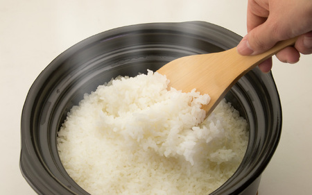 マジカル深土鍋ＩＨ３合炊き菊花粉引 - 土鍋でふっくらご飯！IH対応 水量目盛り線つき