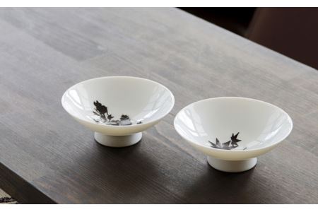 【美濃焼】温度で変化する酒器 温感平盃ペアセット 桜＆紅葉 『白』【丸モ高木陶器】 食器 陶器 おしゃれ  [TBA014]
