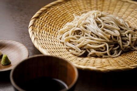 【 年越しそば 予約 】 石臼挽き 自家製粉 瑞穂そば （ 鴨汁せいろそば 2人前 ＋ せいろそば 2人前 ） 詰め合わせ 計4人前 つゆ付き ≪ 京丹波町産 蕎麦 100％使用 ≫ ※2025年12