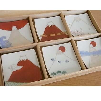 有田焼 色絵銀彩六様富士図 9cm角小皿揃【伊万里陶芸】食器 器 うつわ 陶磁器 皿 小皿 取皿 6枚 セット 富士山 縁起物 お祝い ギフト 贈答 木箱入り A90-42