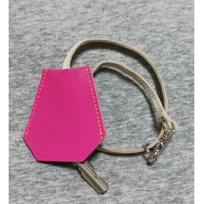 【ふるさと納税】キーカバー大　牛革プリズム型押し/チェリーピンク【1657330】