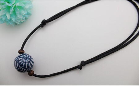 A20-305 二宮閑山 有田焼磁器玉ペンダント たこ唐草