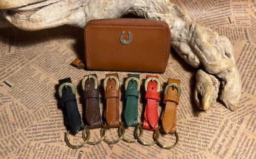 蹄鉄ラウンドファスナーコインケース(ブラウン)＆蹄鉄バックルキーリング (グリーン)　栗東市 / 株式会社ブルズエフ [BIAU341]