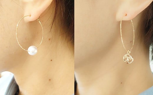 着用画像右側のチャームの付属はありません。