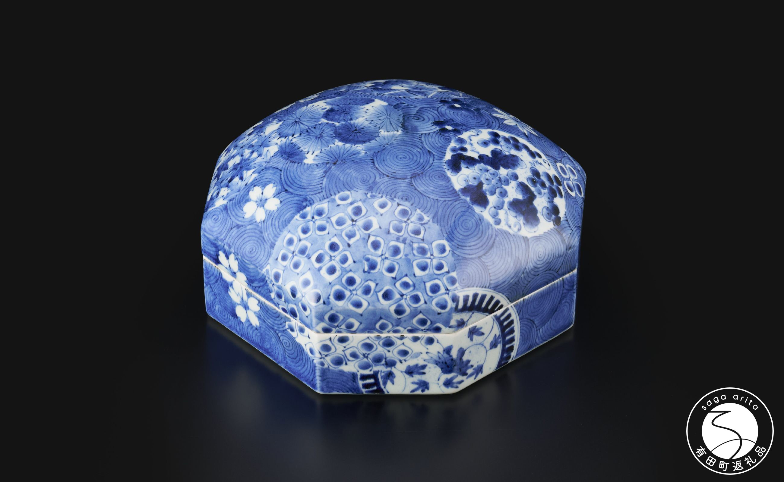 
            有田焼 染付春夏秋冬八角蓋物 福泉窯【深海三龍堂】 アート オブジェ インテリア 手書き 手描き 職人技 伝統工芸 唐草 ぶどう 桜 紅葉 A1500-14
          