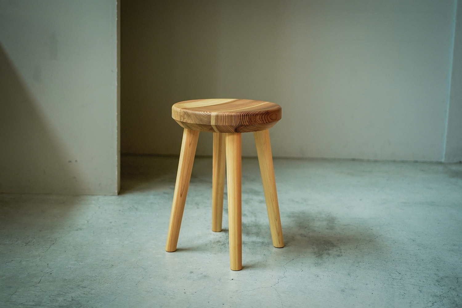 杉の丸スツール 座面320mm × 高さ440mm