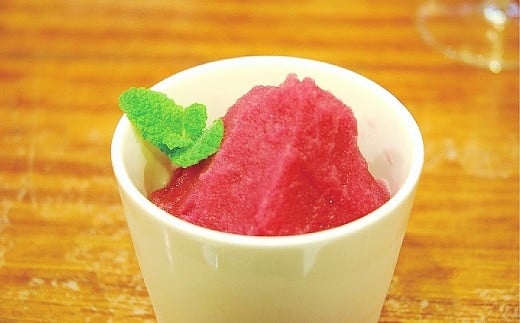 生徒たちが手がけたワインジェラートはなめらかでコクのある味わい。