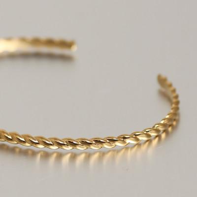 ふるさと納税 大津市 【10金イエローゴールドバングル】動きをデザインする 美しいねじれ 大人のこだわり K10ジュエリー |  | 02