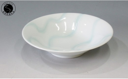 日展会友 照井一玄作 有田焼 白磁深皿 水の中【岳窯】食器 器 うつわ 白磁 盛鉢 ボウル 和食器 ろくろ成形 彫刻 青白 作家 作家もの 照井一玄 A20-673