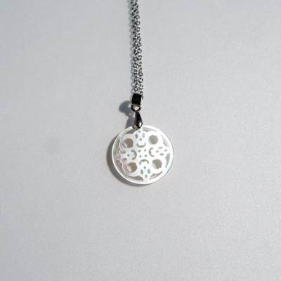 ふるさと納税 大和高田市 白蝶貝「大極門の錺金具」ペンダント |  | 02