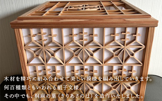 木材を精巧に組み合わせて美しい模様を編み出していきます。