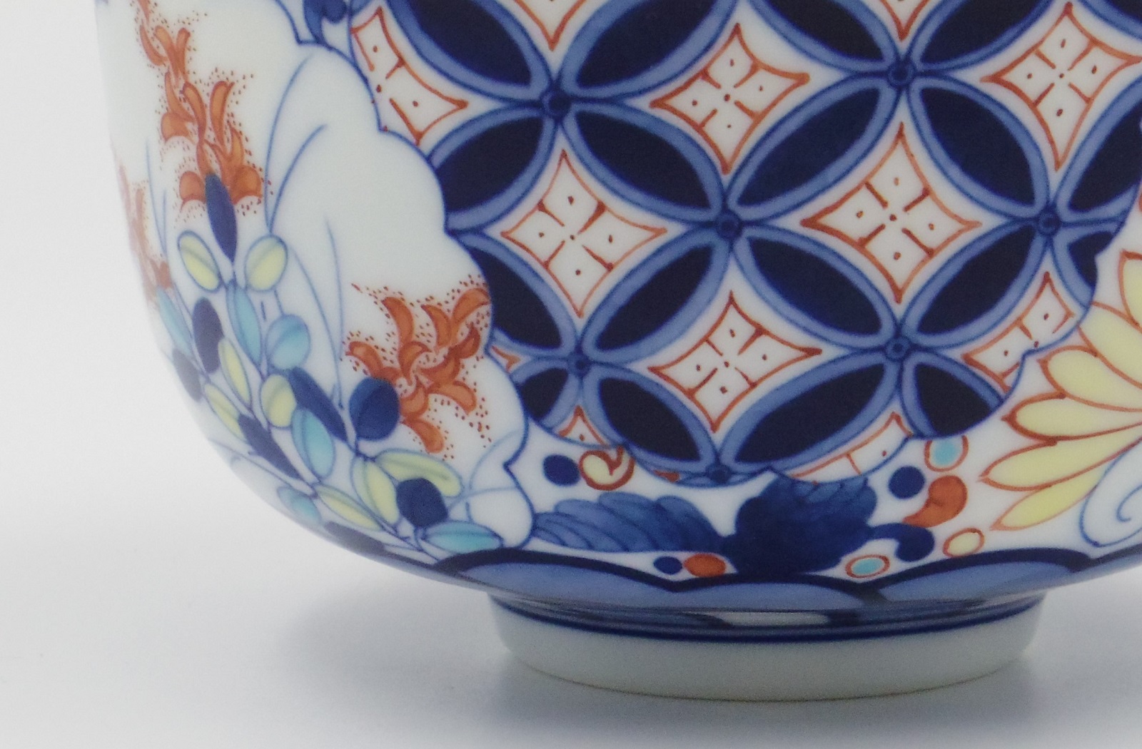 【伊万里焼】「色鍋島丸に唐花文小丼」色鍋島・伊万里・鍋島・磁器・市川光山窯 H997