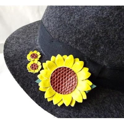 ふるさと納税 佐用町 ハンドメイド　牛革ひまわりブローチ&amp;ピンバッジ2個セット
