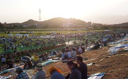 【2025年8月2日(土)】第109回足利花火大会 有料観覧券 ブルーシート席＜1区画＞ 8名定員 花火大会 花火 イベント 行事 夏 券 チケット ペア 家族 大人数 栃木県 足利市 F7Z-140