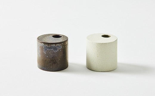 「タタラ」と呼ばれる板状の粘土を切り貼りし、手作りで制作された花器です。