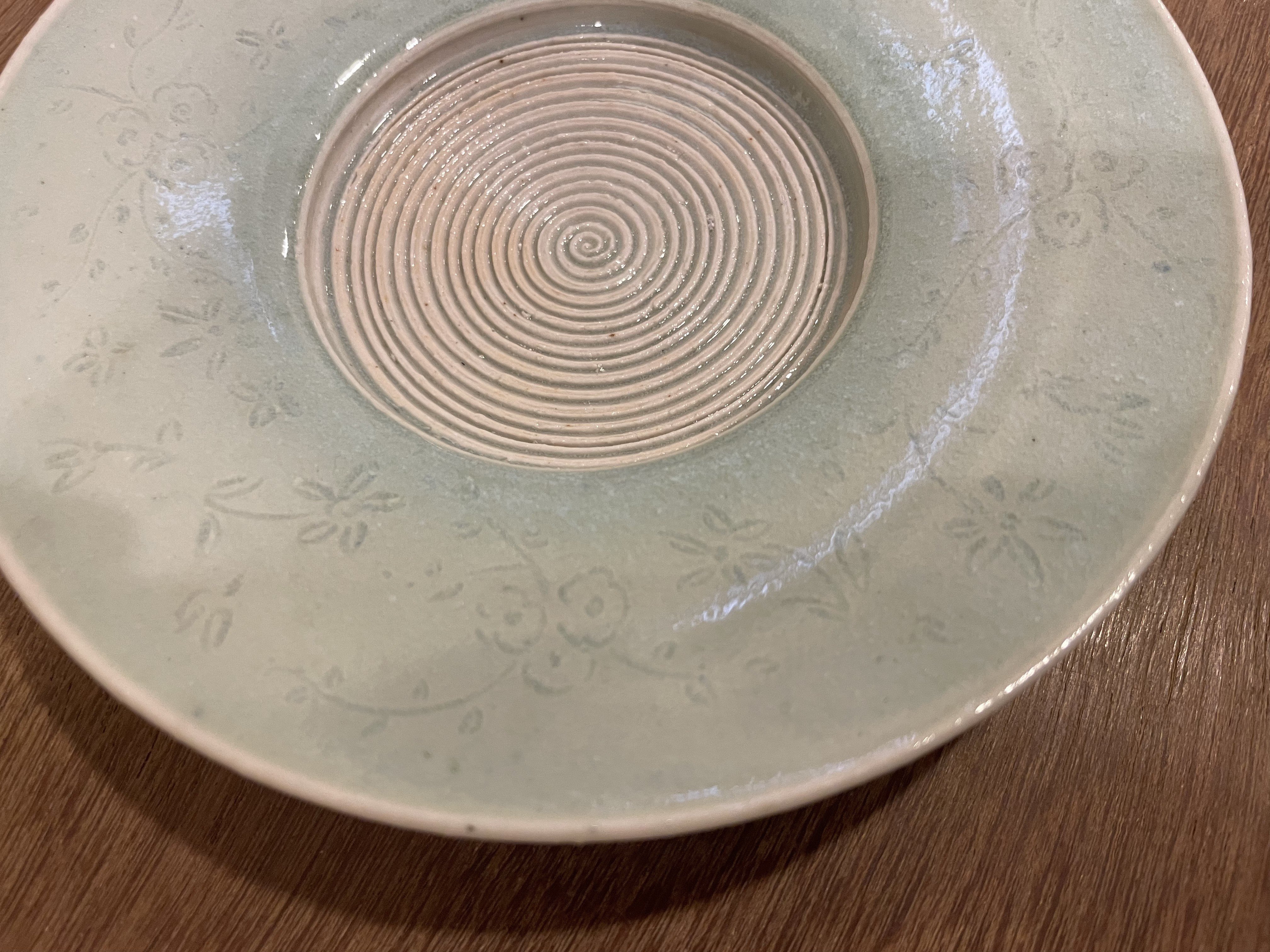 お皿は釉薬のかかり具合や色の出方など、ひとつひとつ個性があり、ふたつと同じものはありません。個体差をお楽しみください。