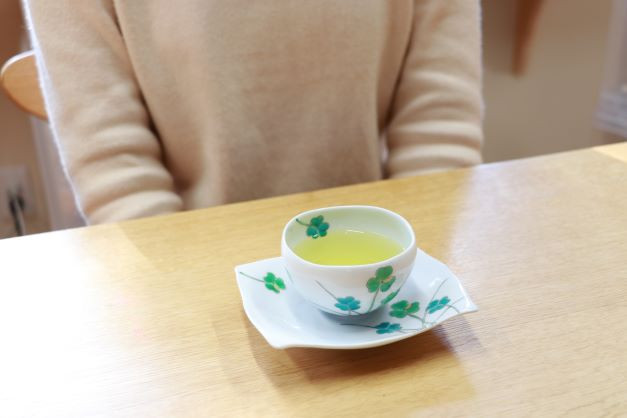 いろえ工房らしい繊細な筆づかいと鮮やかな色づかいで、湯飲み・茶托の両方にクローバー柄が描かれています。