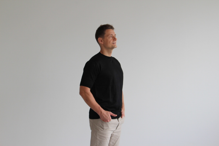 究極の贅沢シルク100%洗えるメンズ半袖Vガゼットクルーネックニットウェア ブラックLサイズ メンズ 新潟県 五泉市 有限会社アスリート