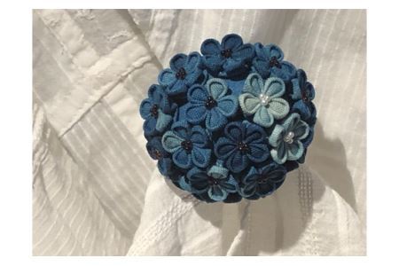 No.116 藍染めのつまみ細工小花のブローチ