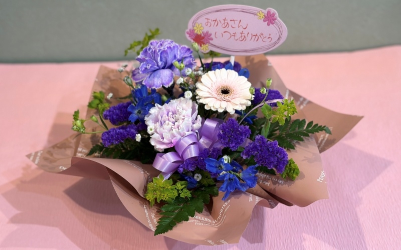 
                  「母の日」に感謝の心を込めて贈る～生花アレンジメント～幸せのブルー系 ※沖縄・離島配送不可 / 母の日 花 プレゼント アレジメント サプライズ 母 記念日【hanm008】
                