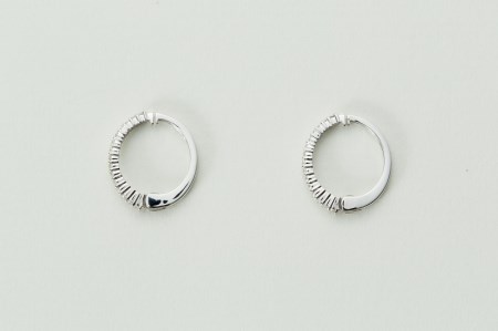 【ジュエリーの街、山梨県甲府市】ダイヤ0.20ct K18WGピアリング　E4670W
