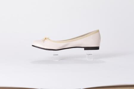 美脚に導く骨盤ケアシューズyui エナメル アイボリー【サイズ26.0cm】