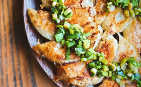 青森県産にんにく 手作り 冷凍生餃子 40個 特製葉にんにくのたれ付