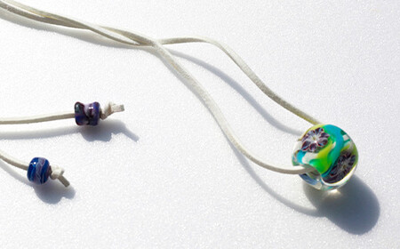 【 南部花とんぼ玉 】 革ひも付き （ 紫花 ） ／ とんぼ玉 アクセサリー ネックレス 一つだけ オンリーワン 蜻蛉玉 ガラス細工 工芸品 和装 プレゼント ギフト 贈り物 誕生日 和服 かわいい 
