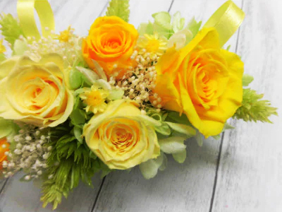 横長華やかアレンジ (イエロー)｜プリザーブドアレンジ｜ドライフラワー インテリア バラ 薔薇 カスミソウ かすみそう アジサイ あじさい 紫陽花 フラワーギフト 花 結婚式 パーティー ブライダル 