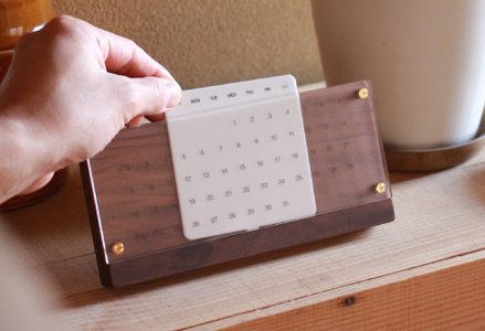 【Hacoa】木の経年変化を楽しむ卓上万年カレンダー ウォールナット 「Desk Calendar Eternal」