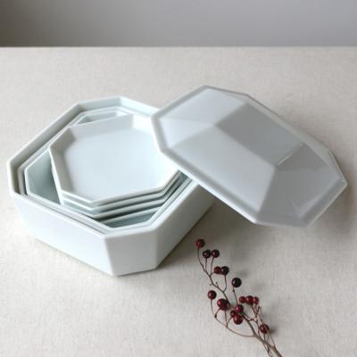 ふるさと納税 瑞浪市 小田陶器の隅切重箱(白)　入れ子式に収納できる磁器の重箱と小皿セット |  | 01