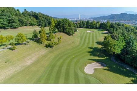 近江牛 肩ロース肉すき焼き用 450ｇ付き彦根カントリー倶楽部平日４名様セルフプレー券（食事付き）