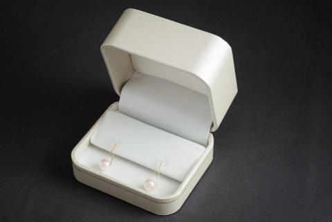 ＜真珠イヤリング・トライアングル（イエローゴールド）＞ 保証書付き 7.0～7.5mm ノンホールタイプ パール アクセサリー フォーマル ファッション かわいい レディース 女性 記念日 成人祝い 