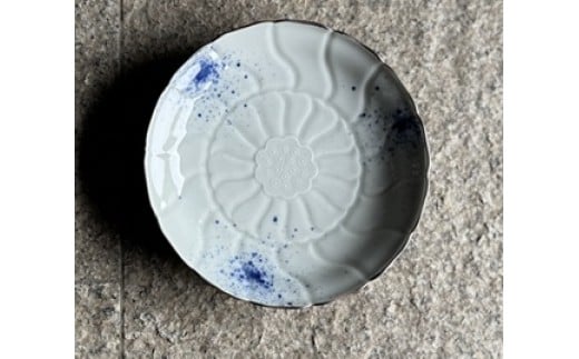 
            染付縁錆睡蓮彫和皿ペアセット　有田焼花伝造
          